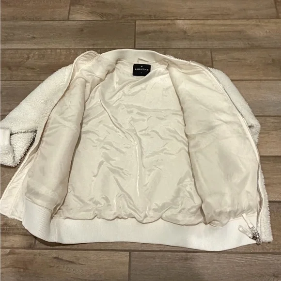 Fabletics oversized bomber cream sherpa zip up jacket Size Small - Picture 5 of 5